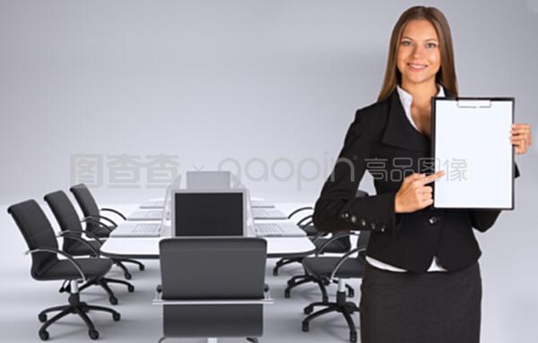 纸张的力量 女商人与商务秘书服务的双重奏