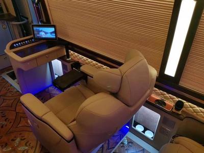 丰田考斯特豪华接待车 改装中网大尾翼与商务秘书服务的价值解析